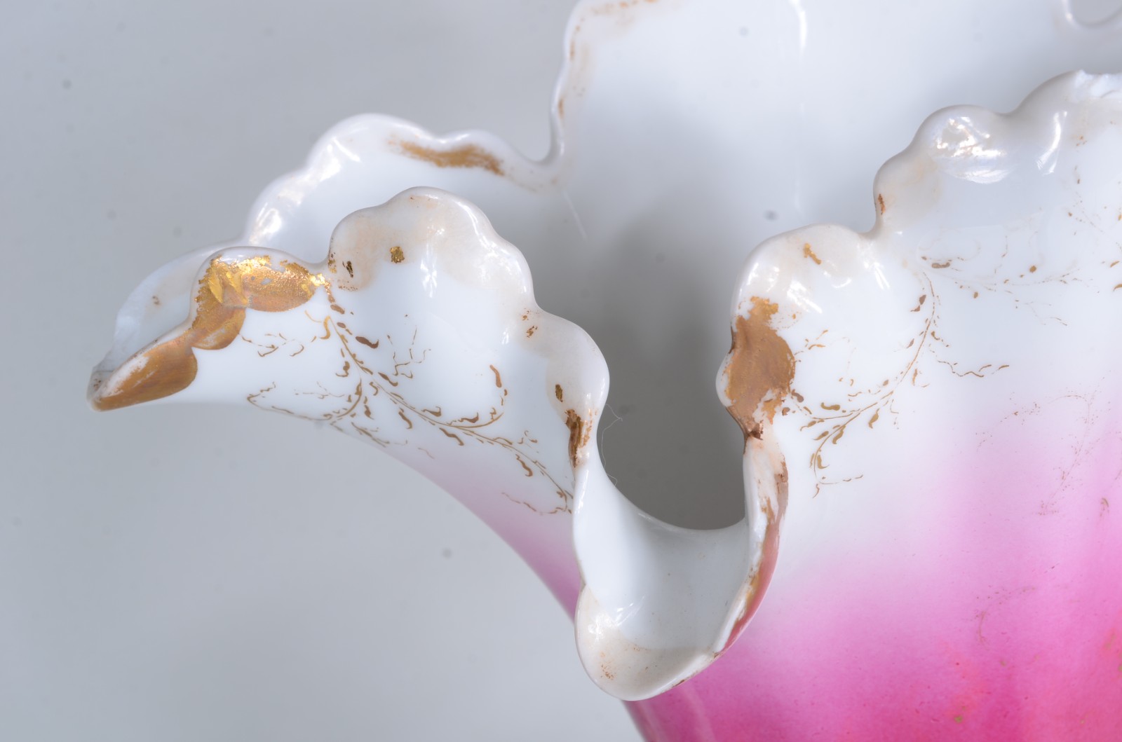 Vaso de porcelana francesa Velho Paris em policromia e realces... - foto 6 de 11