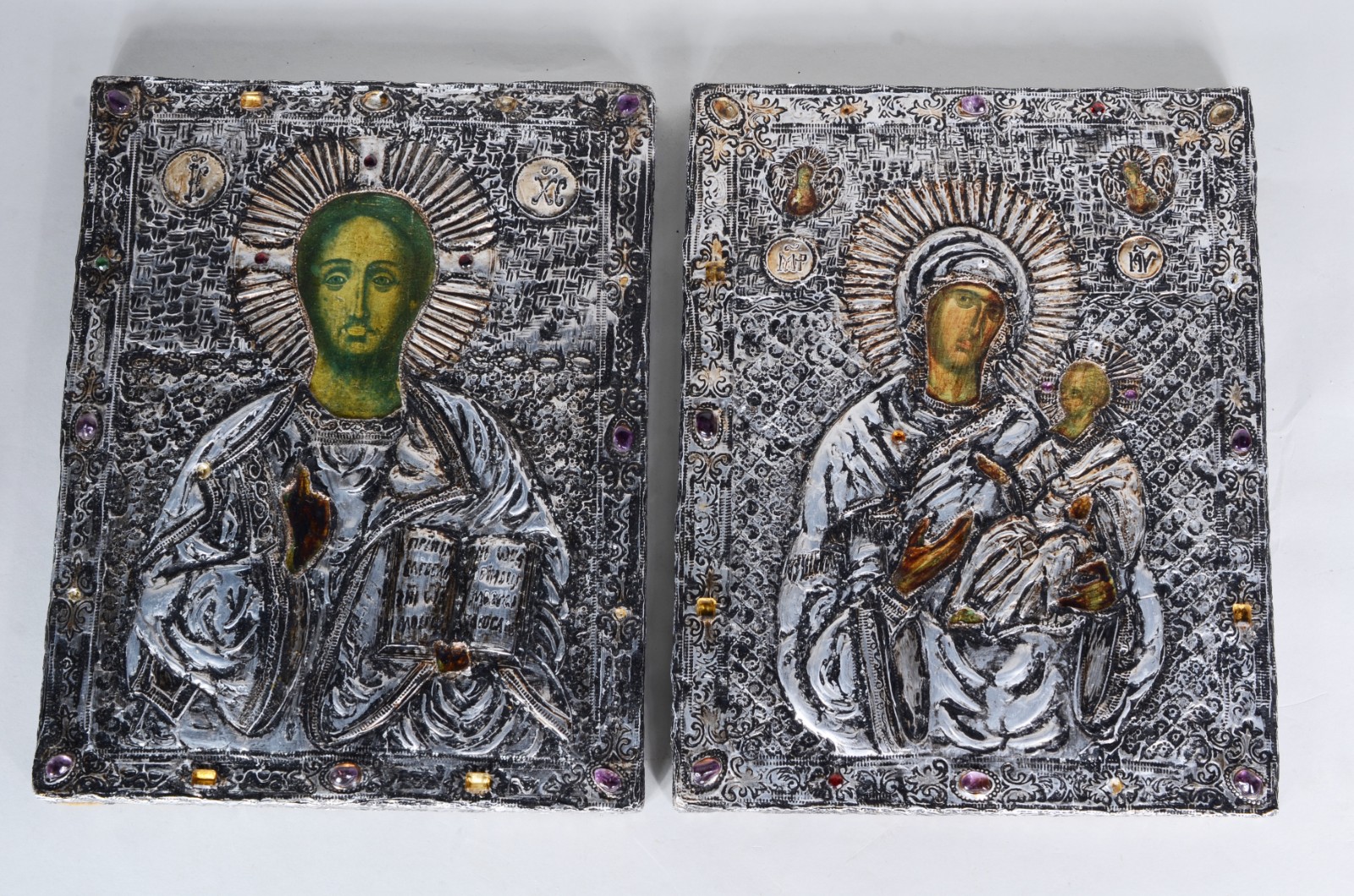 Par de ícones de metal com aplicações de pedras coloridas, assinados. - foto 1 de 11