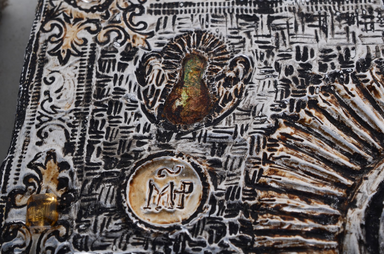 Par de ícones de metal com aplicações de pedras coloridas, assinados. - foto 4 de 11