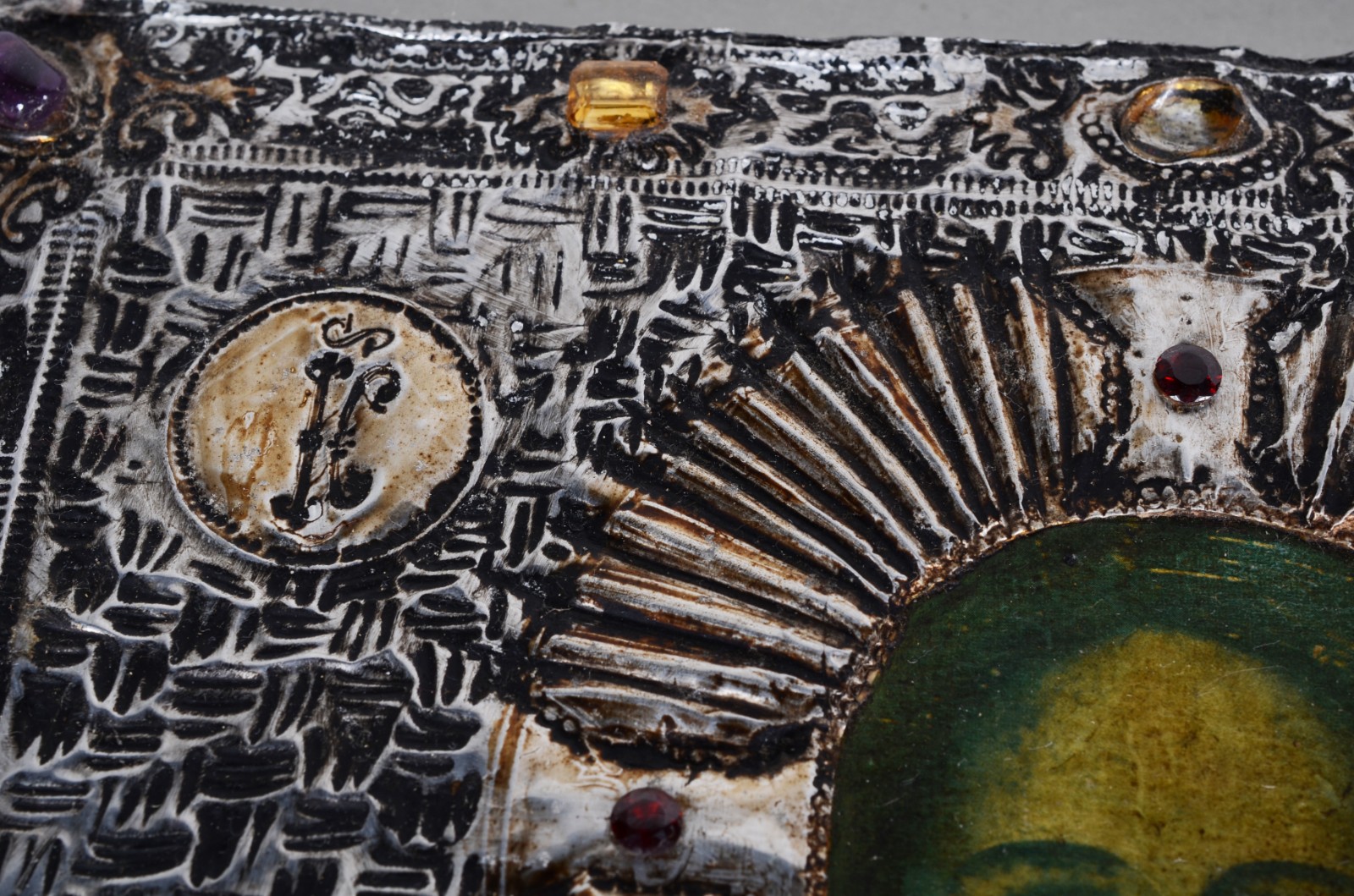 Par de ícones de metal com aplicações de pedras coloridas, assinados. - foto 5 de 11