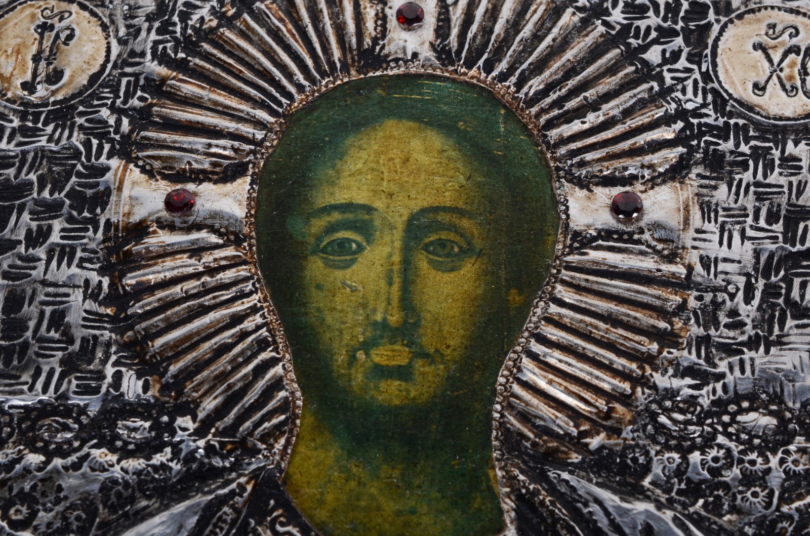 Par de ícones de metal com aplicações de pedras coloridas, assinados. - foto 8 de 11