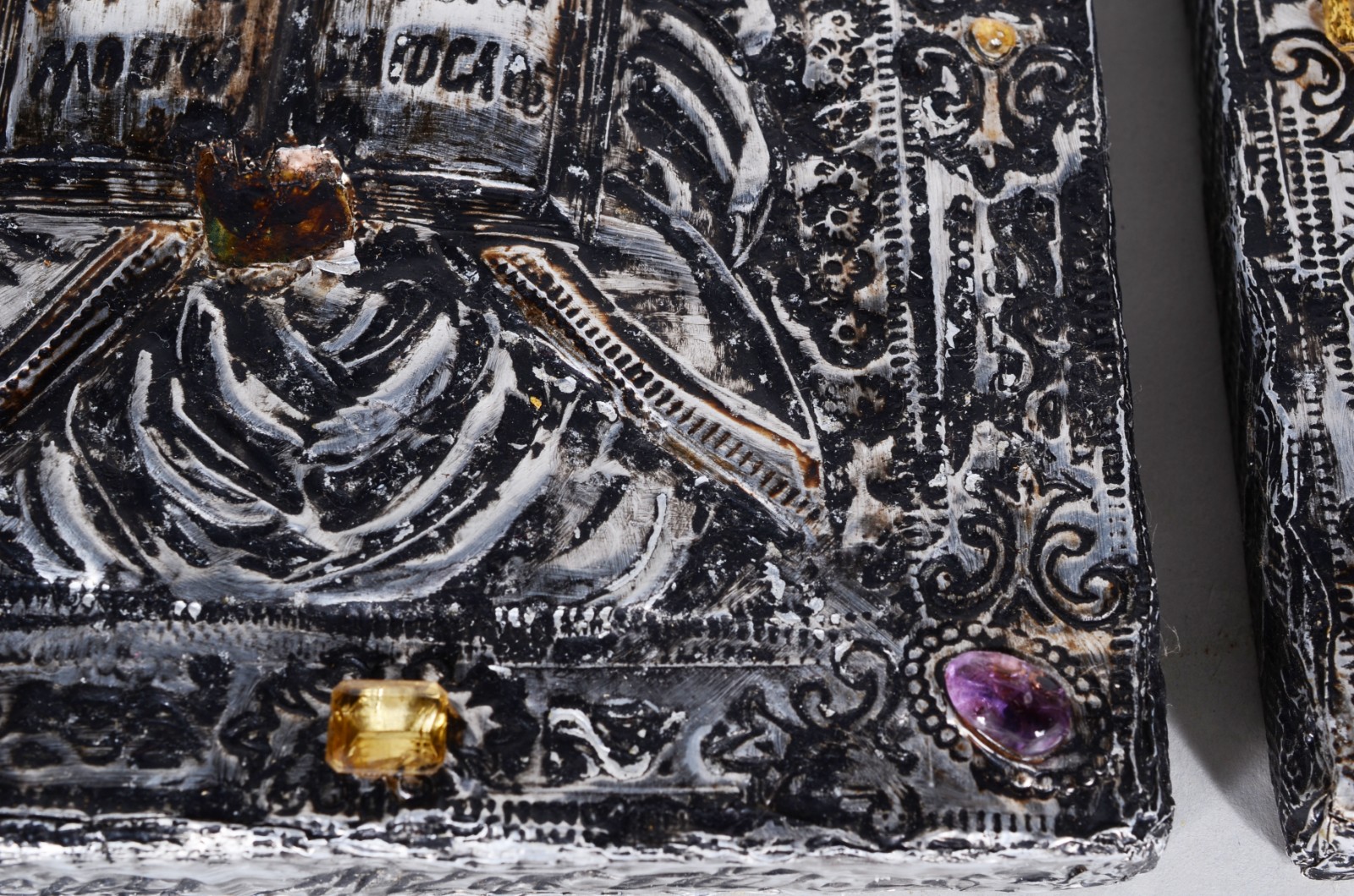 Par de ícones de metal com aplicações de pedras coloridas, assinados. - foto 9 de 11