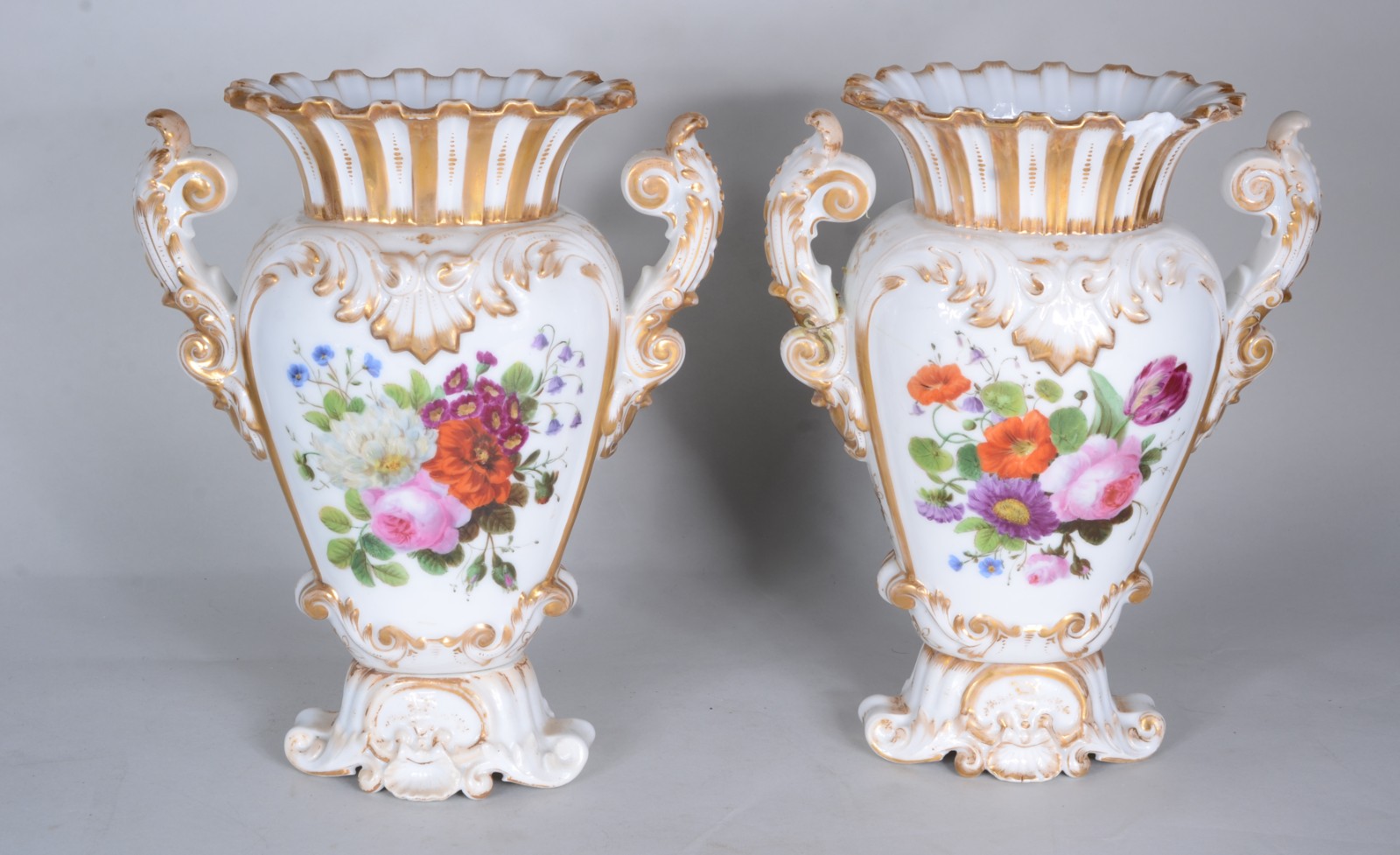 Par de ânforas de porcelana francesa Velho Paris decoradas com flores... - foto 1 de 9