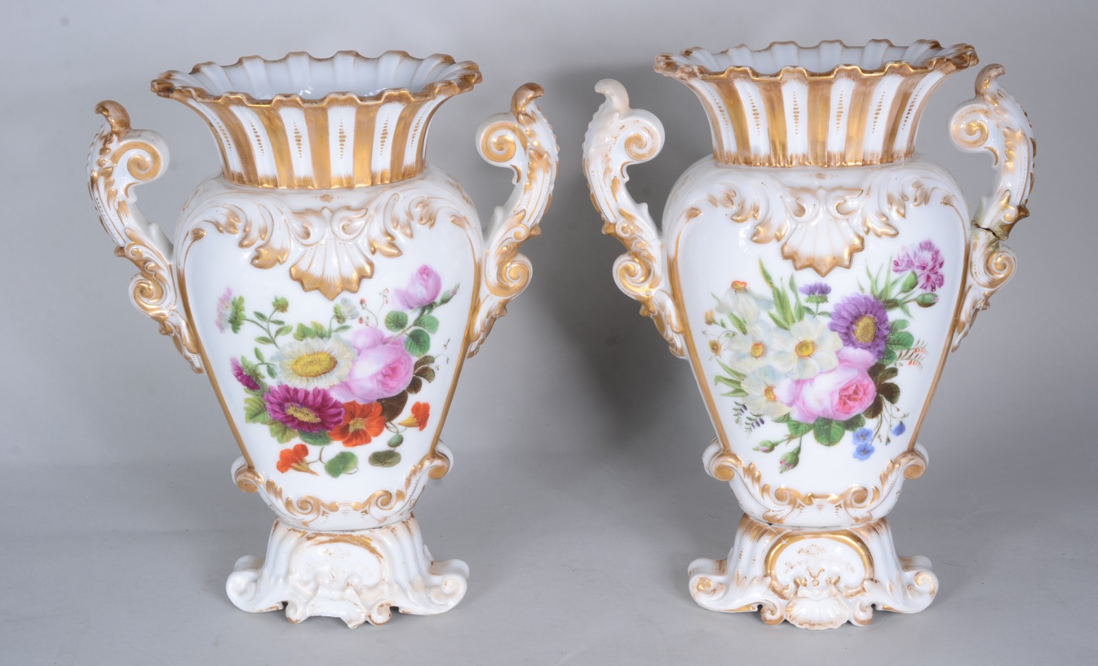 Par de ânforas de porcelana francesa Velho Paris decoradas com flores... - foto 4 de 9