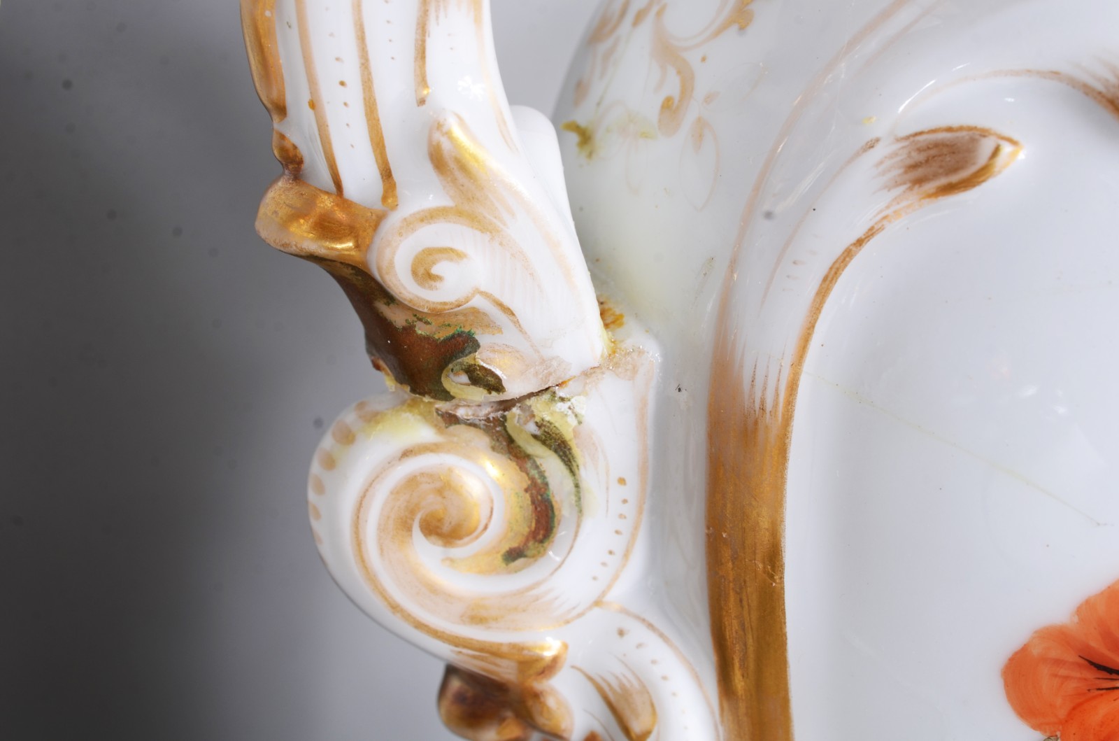 Par de ânforas de porcelana francesa Velho Paris decoradas com flores... - foto 6 de 9