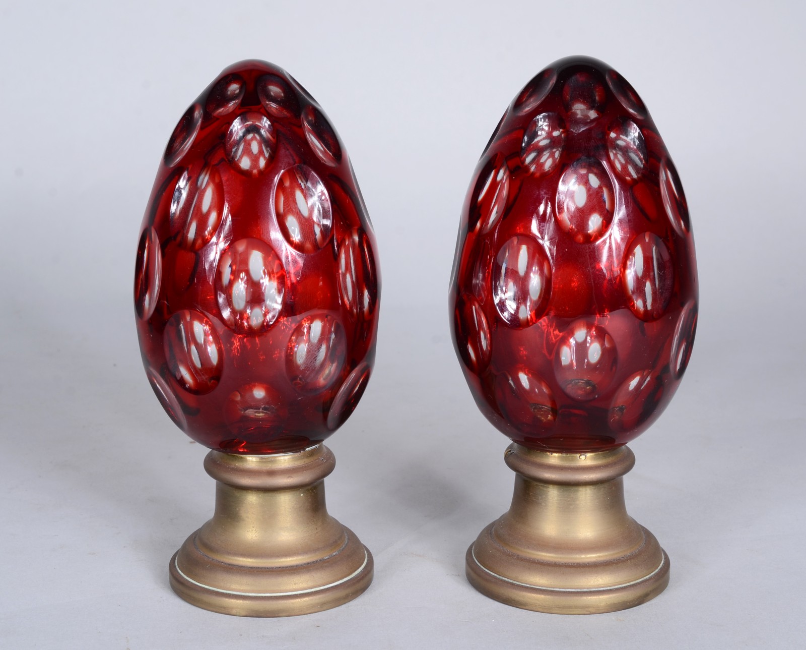 Par de pinhas de cristal double rubi lapidado, bases de bronze. - foto 1 de 5