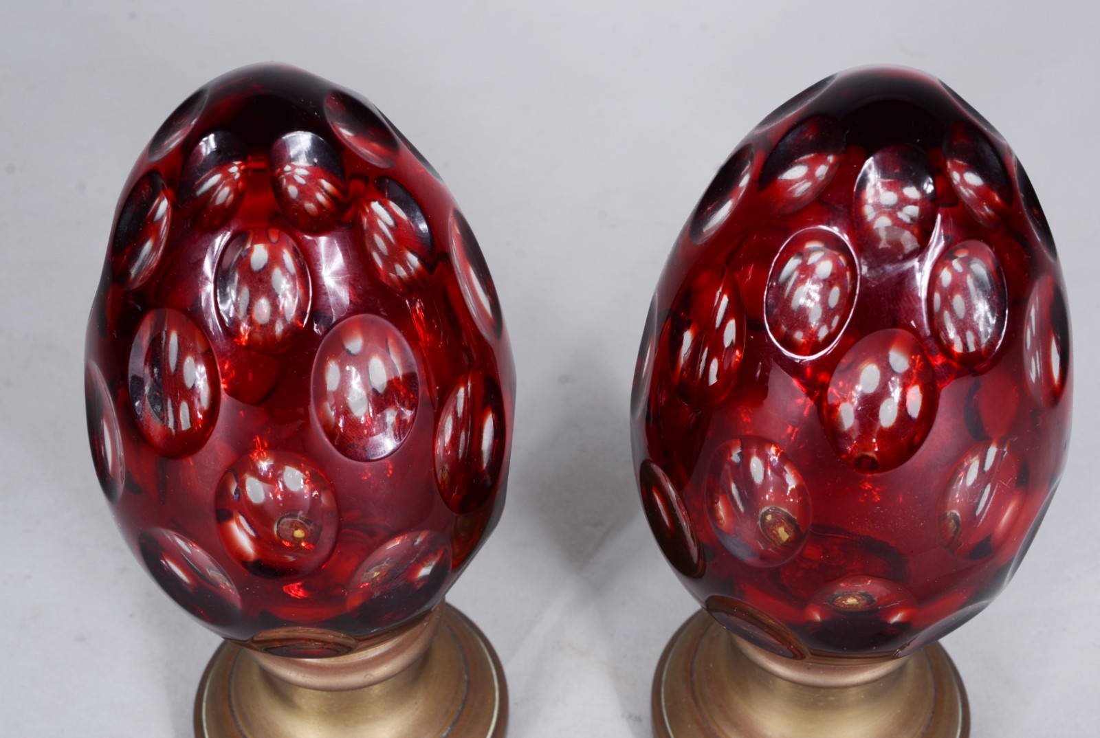 Par de pinhas de cristal double rubi lapidado, bases de bronze. - foto 3 de 5