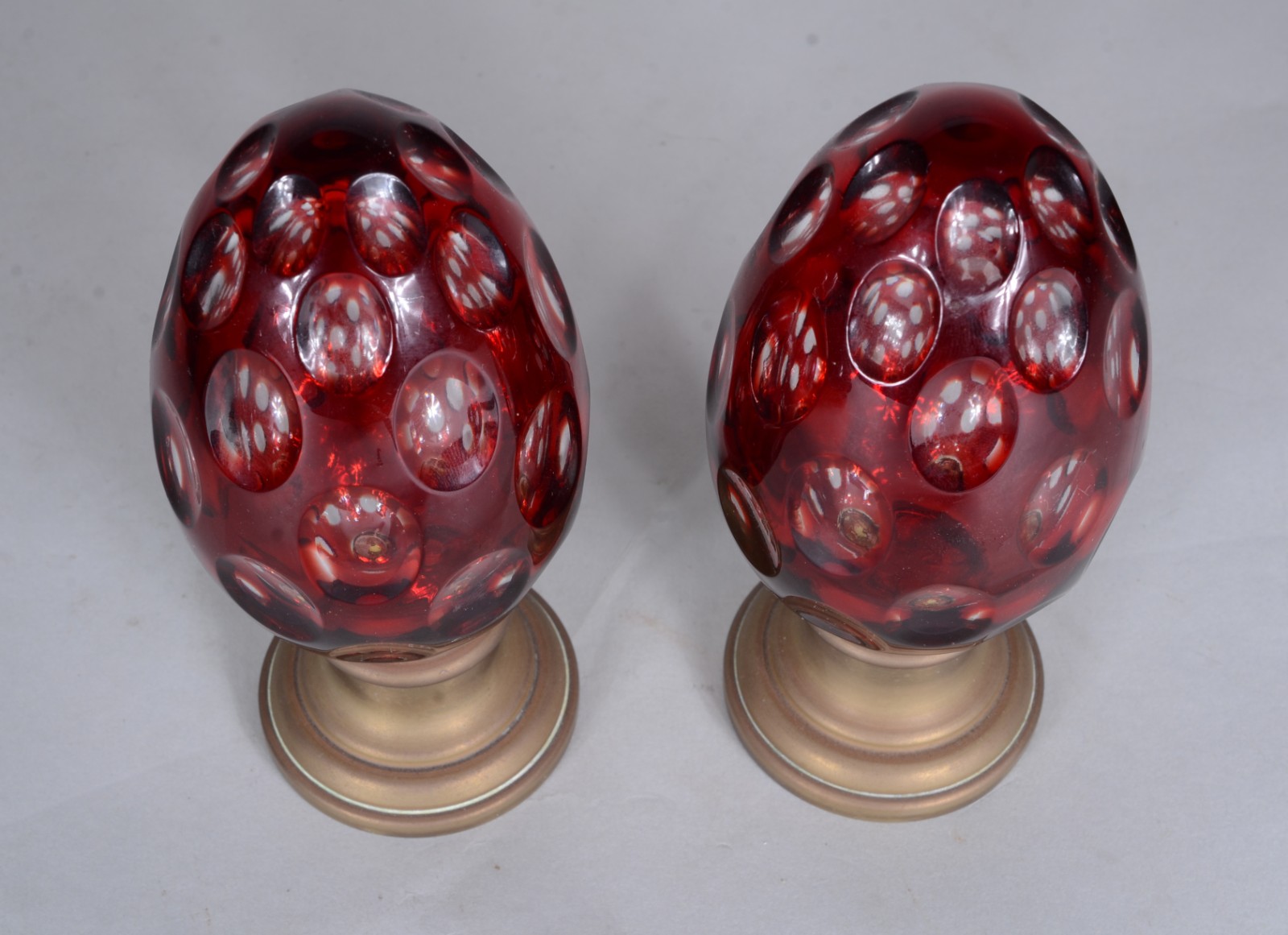 Par de pinhas de cristal double rubi lapidado, bases de bronze. - foto 4 de 5