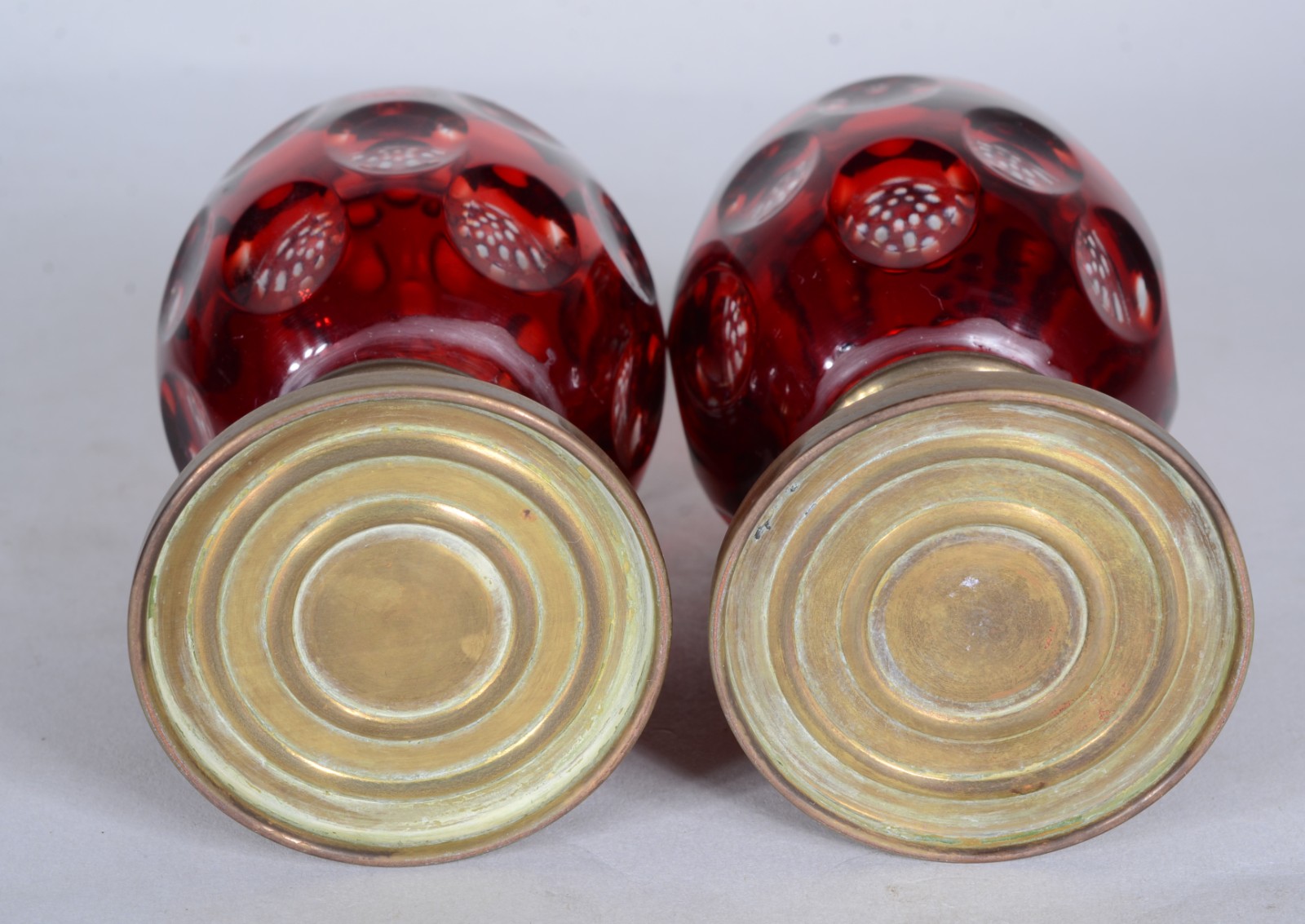 Par de pinhas de cristal double rubi lapidado, bases de bronze. - foto 5 de 5