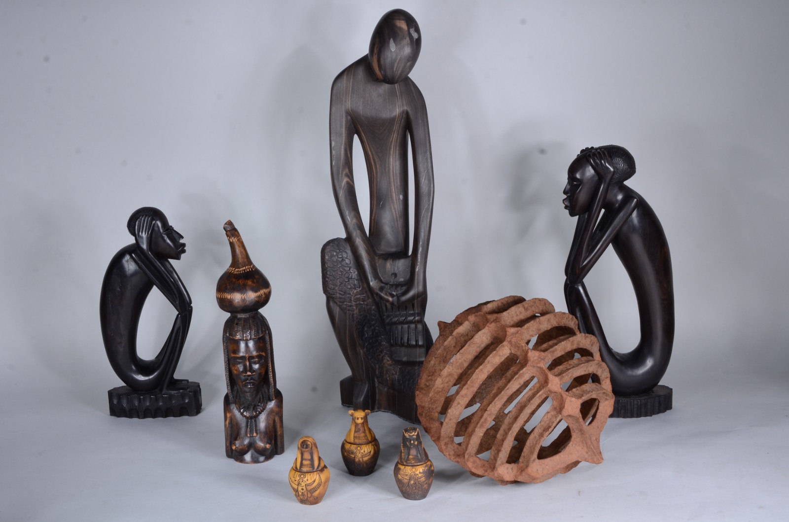 Oito peças diversas, sendo: 4 estatuetas africanas de madeira; 3... - foto 1 de 6