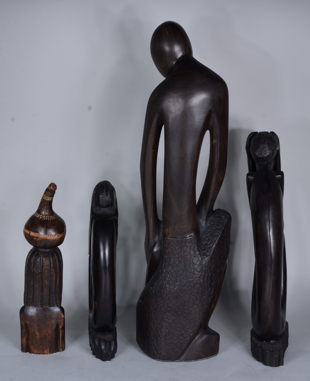 Oito peças diversas, sendo: 4 estatuetas africanas de madeira; 3... - foto 2 de 6