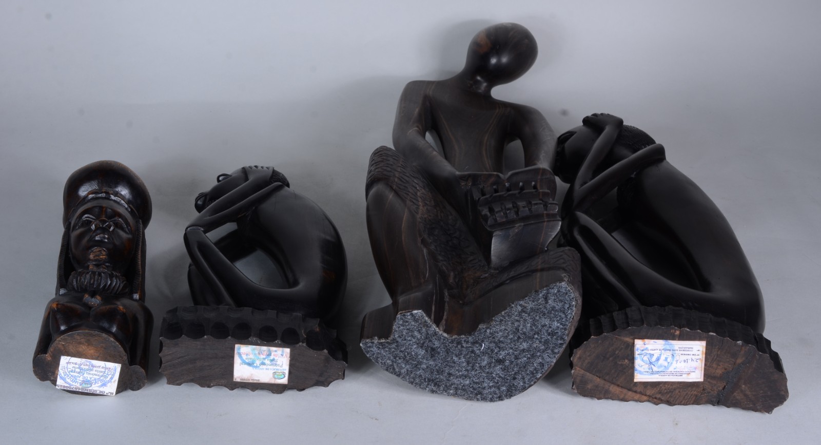 Oito peças diversas, sendo: 4 estatuetas africanas de madeira; 3... - foto 3 de 6