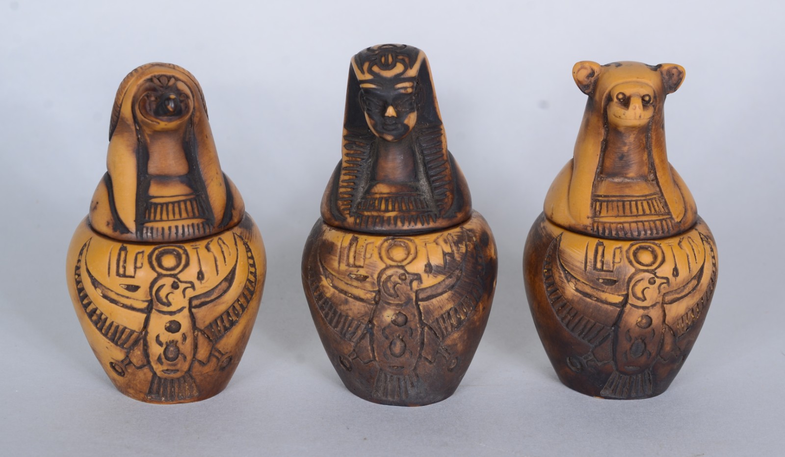 Oito peças diversas, sendo: 4 estatuetas africanas de madeira; 3... - foto 5 de 6