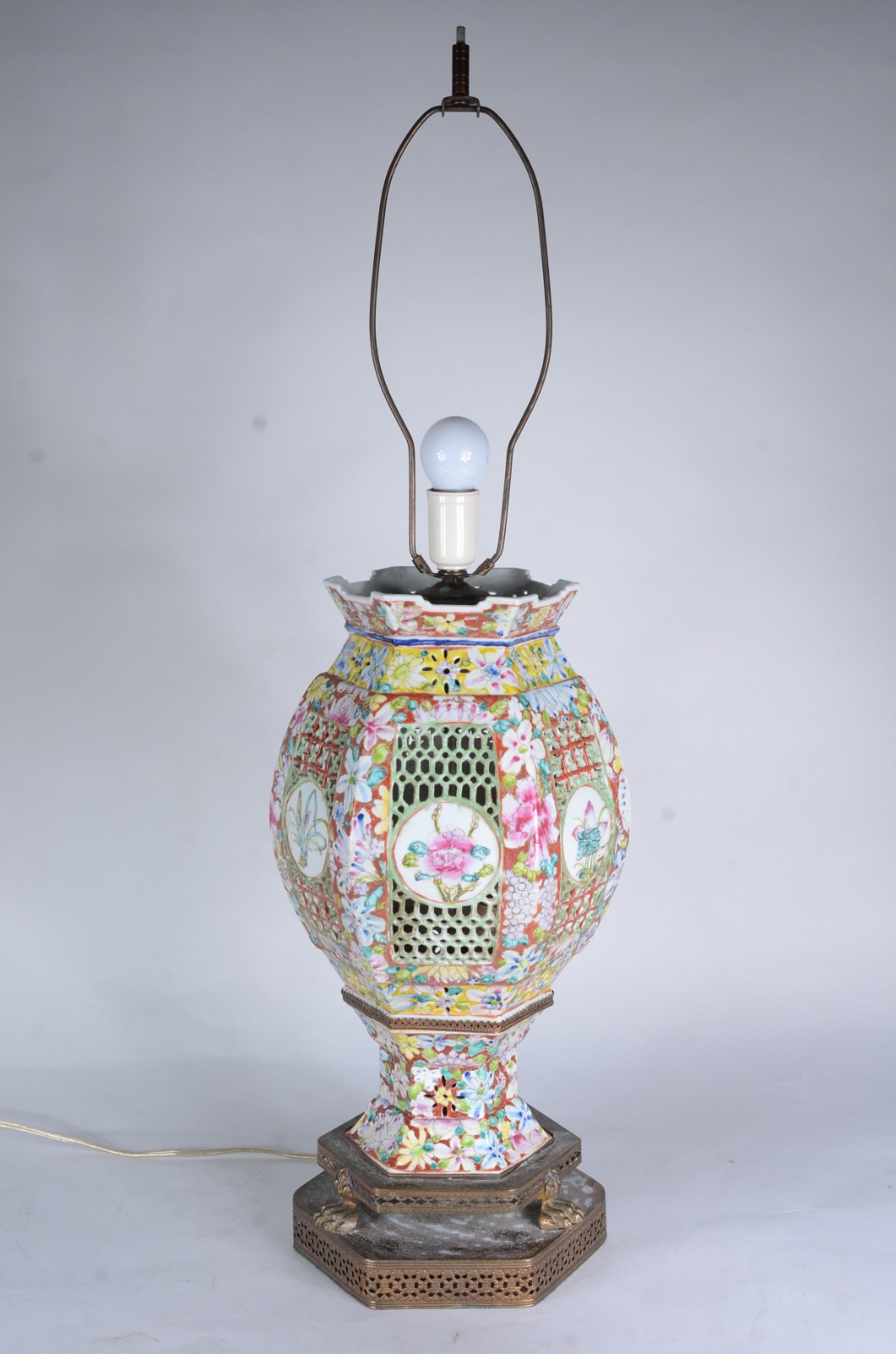 Abatjour de porcelana oriental com vazados e flores em policromia... - foto 1 de 6