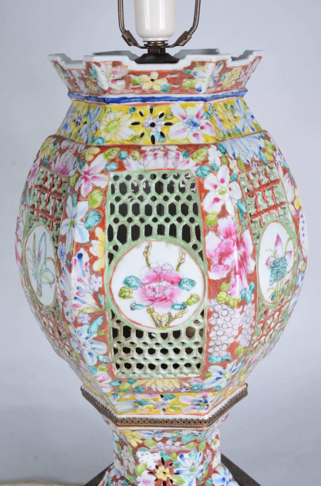 Abatjour de porcelana oriental com vazados e flores em policromia... - foto 3 de 6