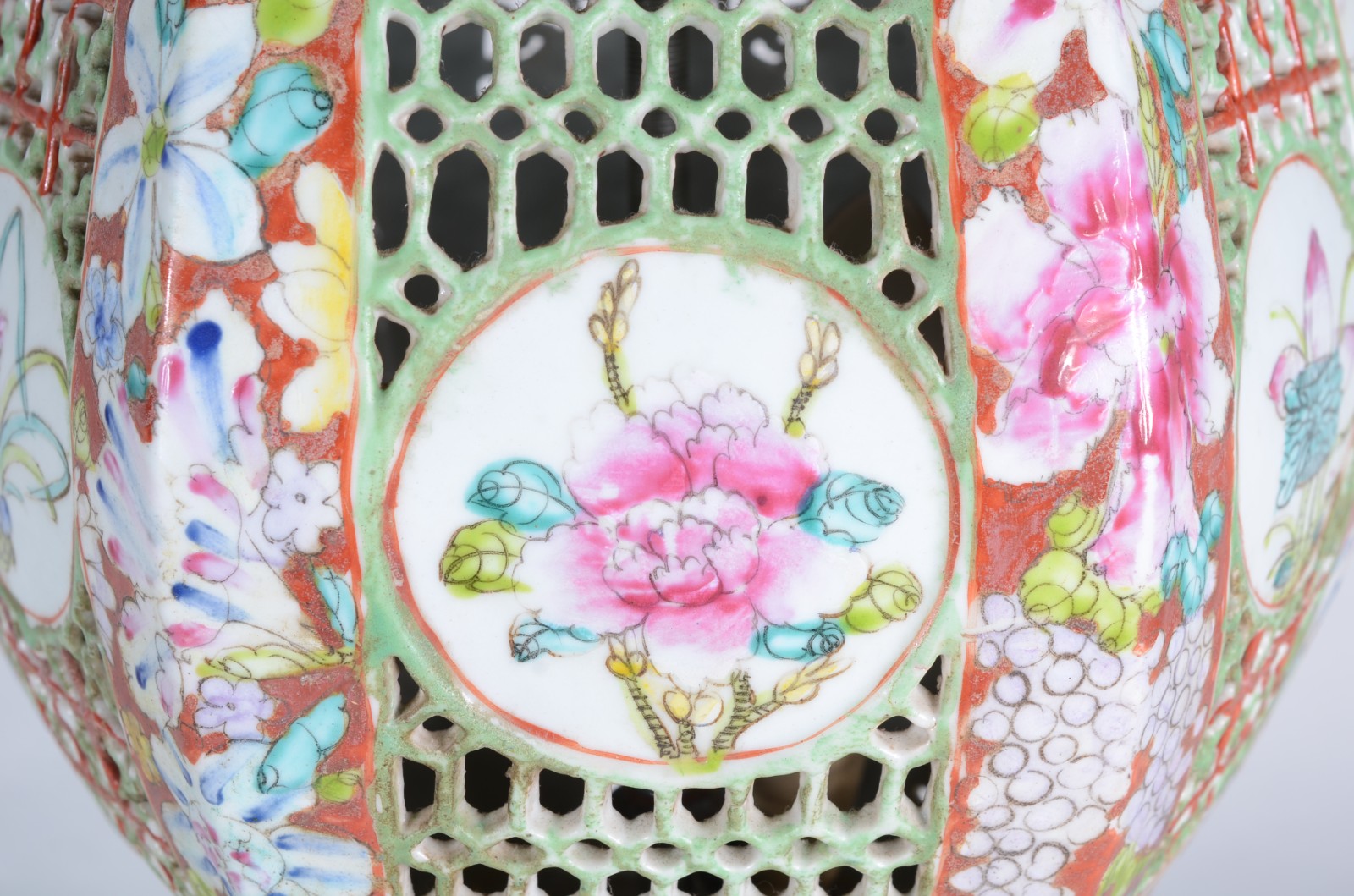 Abatjour de porcelana oriental com vazados e flores em policromia... - foto 4 de 6