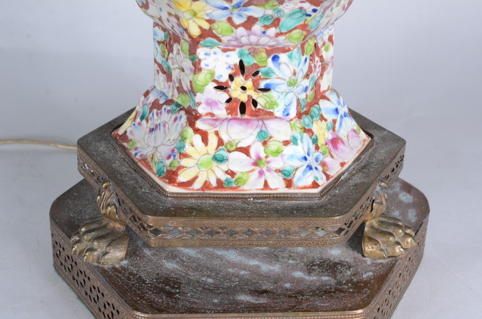 Abatjour de porcelana oriental com vazados e flores em policromia... - foto 5 de 6