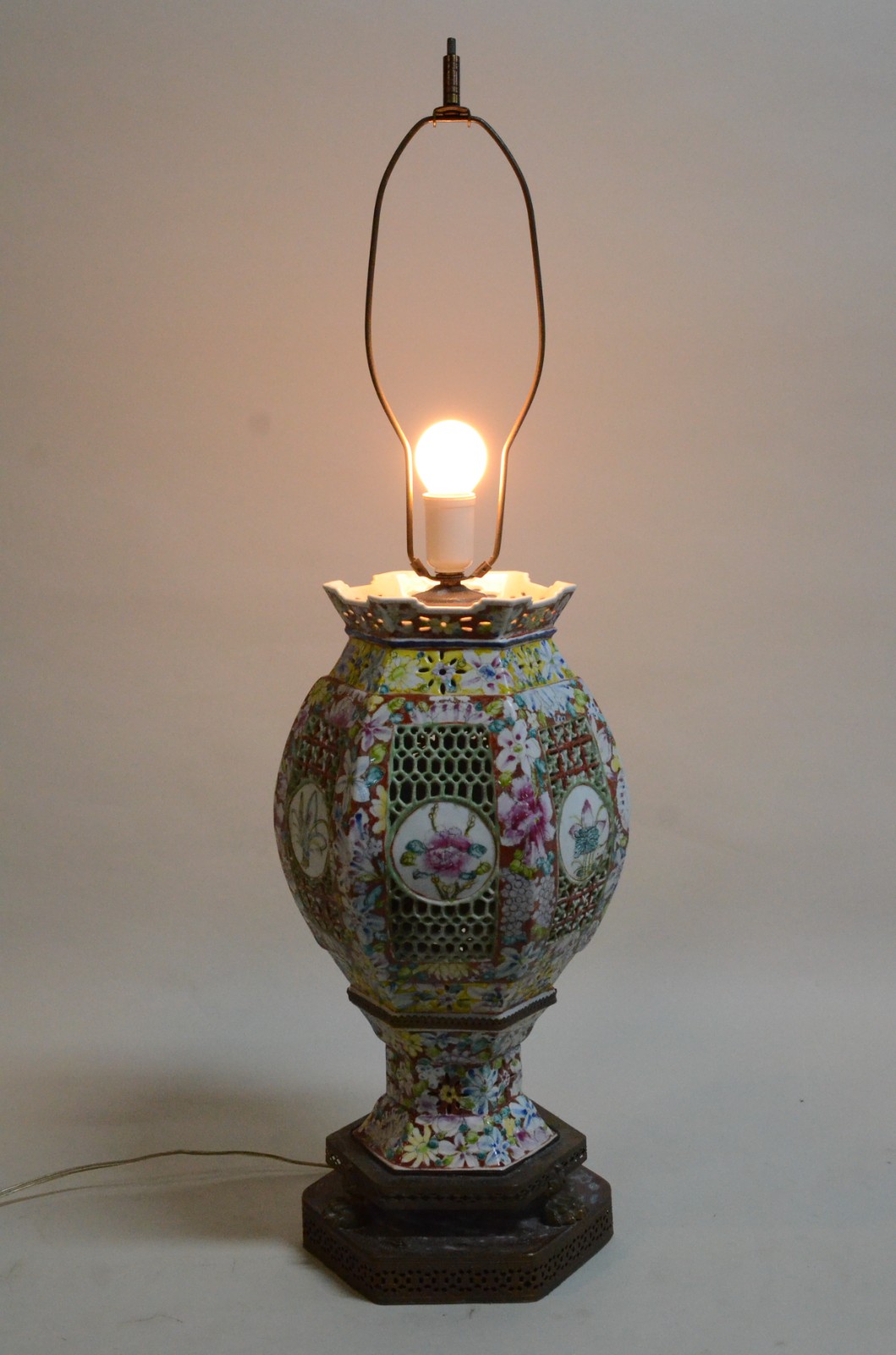 Abatjour de porcelana oriental com vazados e flores em policromia... - foto 6 de 6