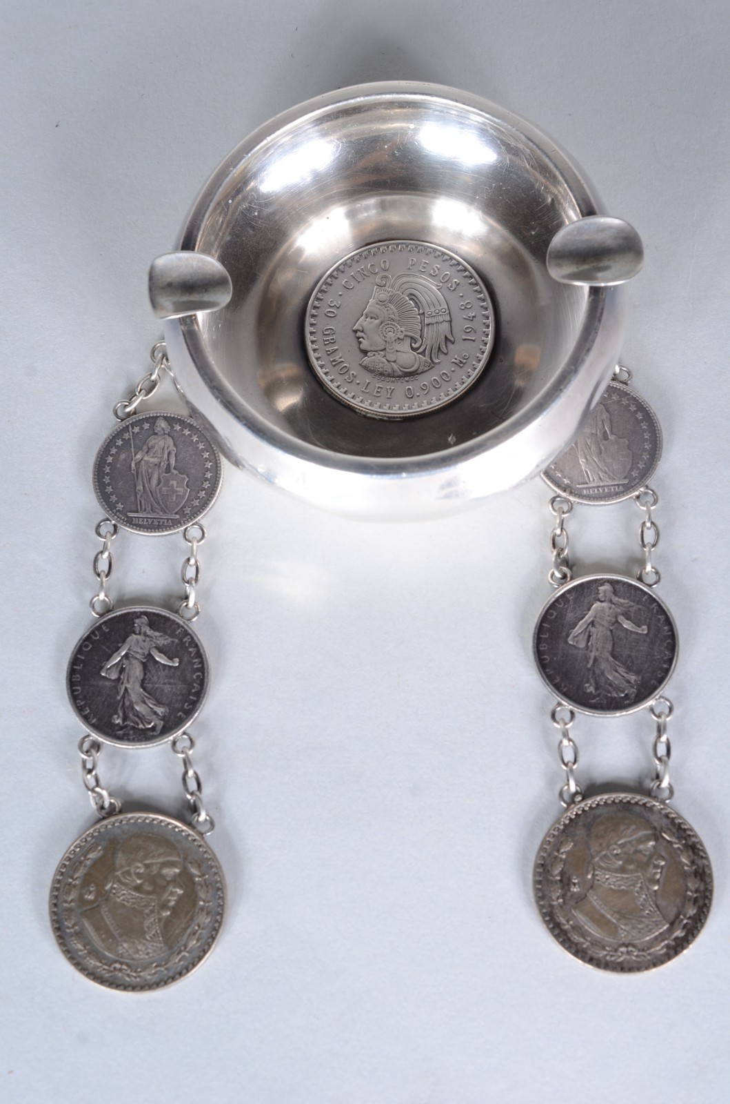 Cinzeiro para braço de sofá com correntes de moedas de prata... - foto 1 de 10
