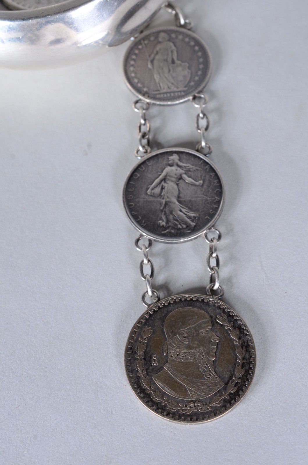 Cinzeiro para braço de sofá com correntes de moedas de prata... - foto 3 de 10