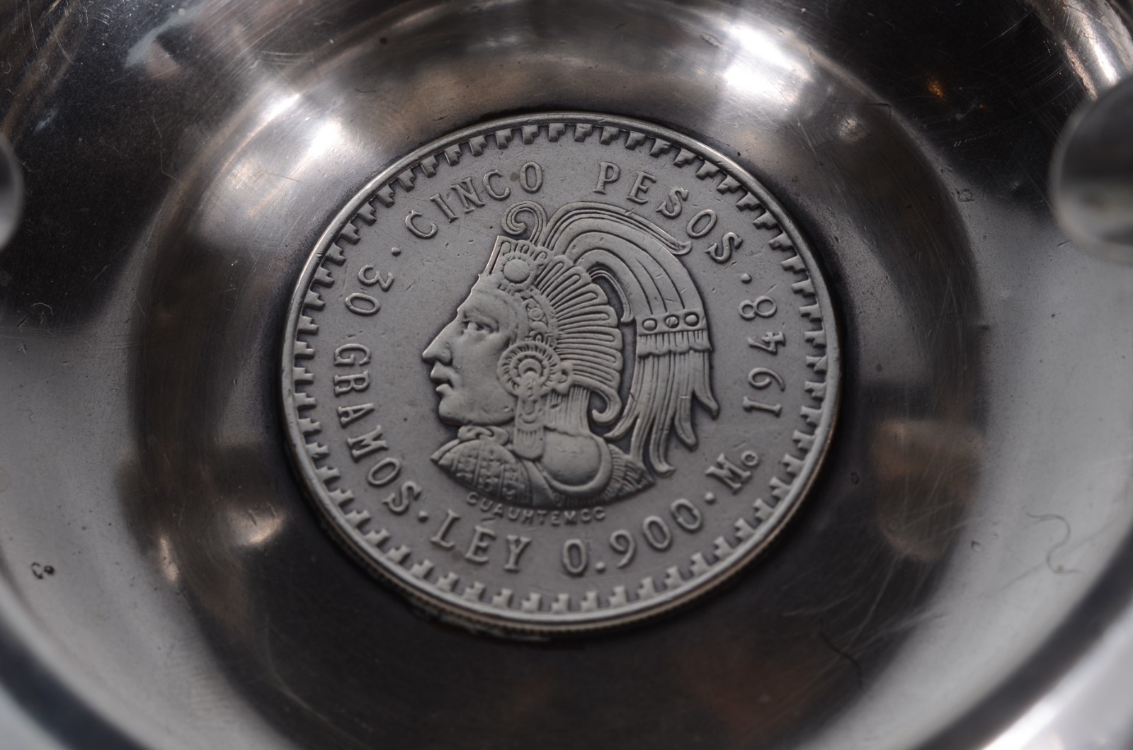 Cinzeiro para braço de sofá com correntes de moedas de prata... - foto 5 de 10