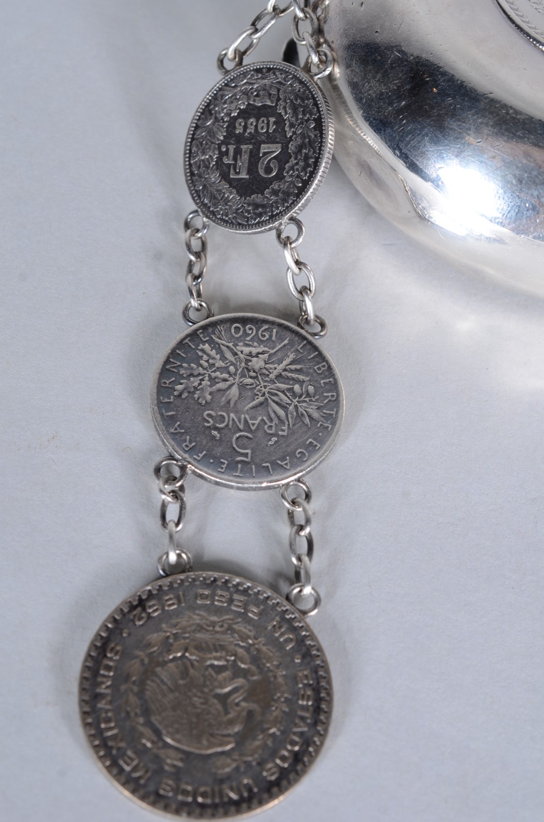 Cinzeiro para braço de sofá com correntes de moedas de prata... - foto 7 de 10