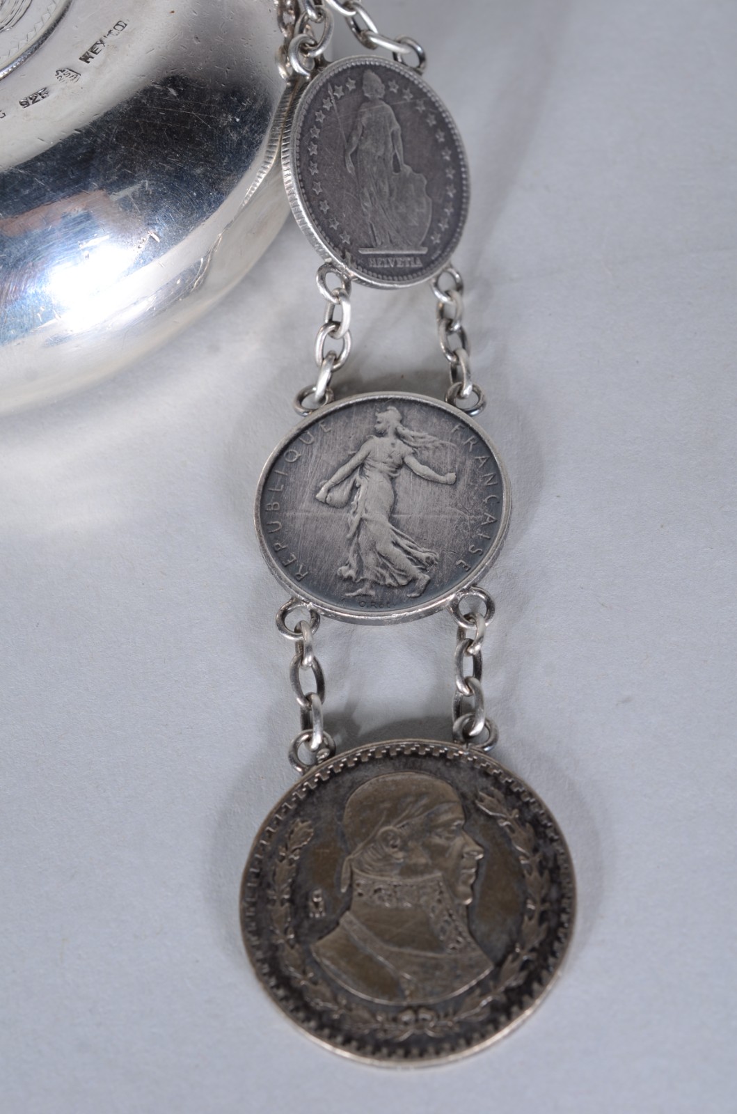 Cinzeiro para braço de sofá com correntes de moedas de prata... - foto 8 de 10