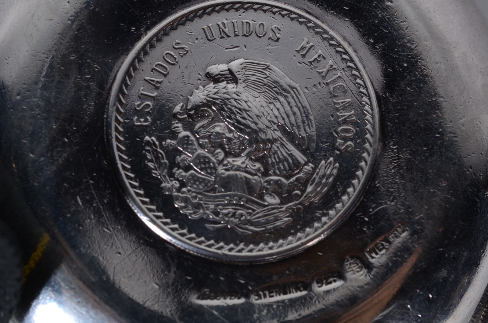 Cinzeiro para braço de sofá com correntes de moedas de prata... - foto 9 de 10