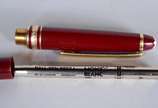 Montblanc (1906),  - Caneta "Meisterstuck" na cor vinho com dourado, no estojo.