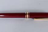 Montblanc (1906),  - Caneta "Meisterstuck" na cor vinho com dourado, no estojo.