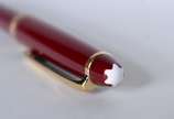 Montblanc (1906),  - Caneta "Meisterstuck" na cor vinho com dourado, no estojo.