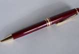 Montblanc (1906),  - Caneta "Meisterstuck" na cor vinho com dourado, no estojo.
