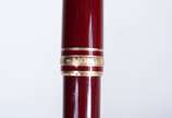 Montblanc (1906),  - Caneta "Meisterstuck" na cor vinho com dourado, no estojo.