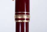 Montblanc (1906),  - Caneta "Meisterstuck" na cor vinho com dourado, no estojo.