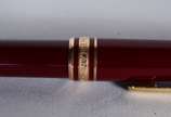 Montblanc (1906),  - Caneta "Meisterstuck" na cor vinho com dourado, no estojo.