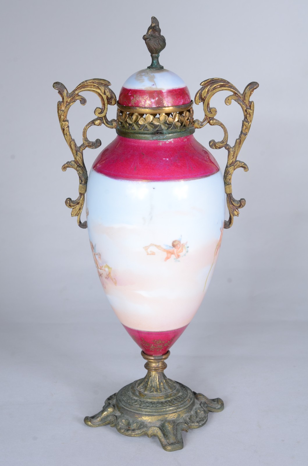 Ânfora de porcelana francesa decorada com figuras de ninfas e anjos... - foto 1 de 11