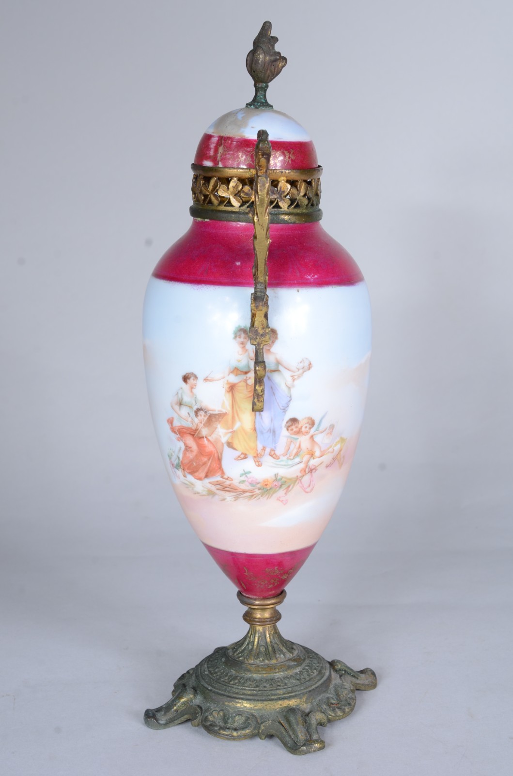 Ânfora de porcelana francesa decorada com figuras de ninfas e anjos... - foto 2 de 11