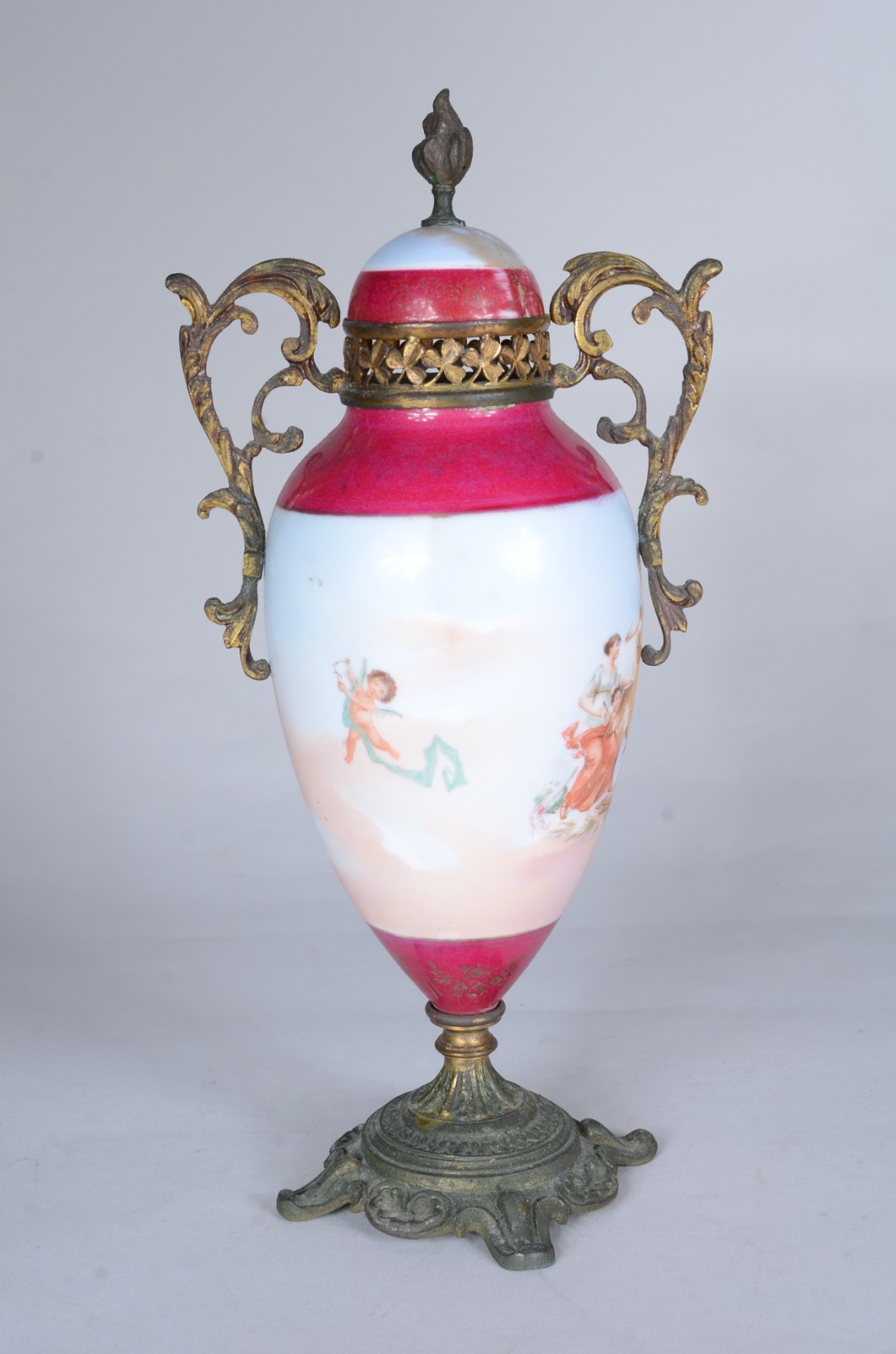 Ânfora de porcelana francesa decorada com figuras de ninfas e anjos... - foto 3 de 11