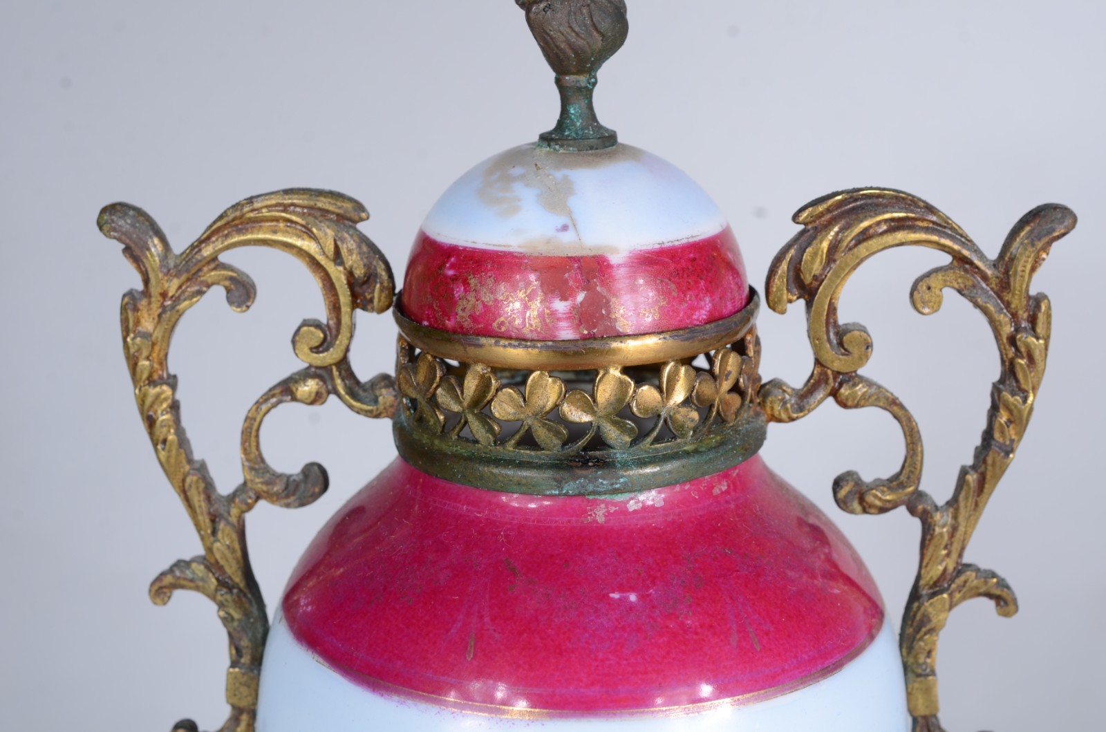 Ânfora de porcelana francesa decorada com figuras de ninfas e anjos... - foto 4 de 11