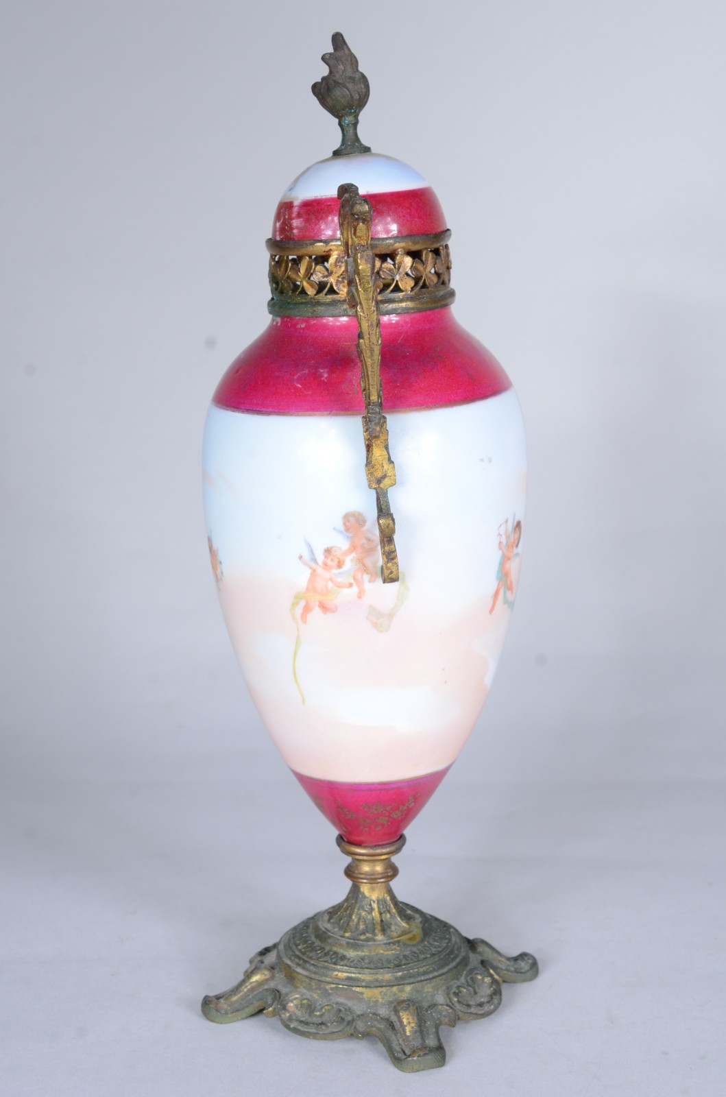 Ânfora de porcelana francesa decorada com figuras de ninfas e anjos... - foto 5 de 11