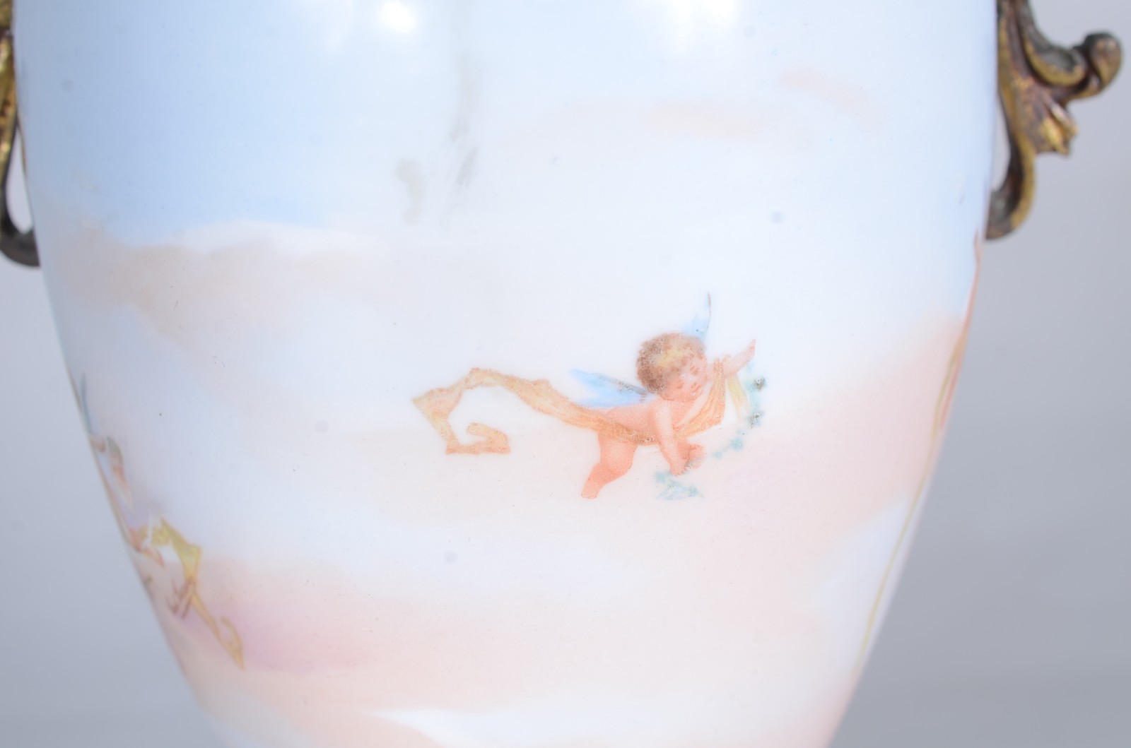 Ânfora de porcelana francesa decorada com figuras de ninfas e anjos... - foto 6 de 11