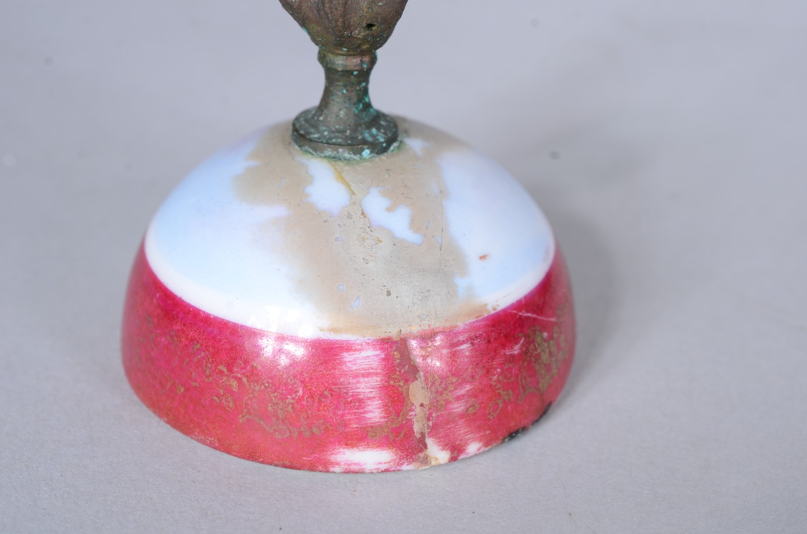 Ânfora de porcelana francesa decorada com figuras de ninfas e anjos... - foto 7 de 11