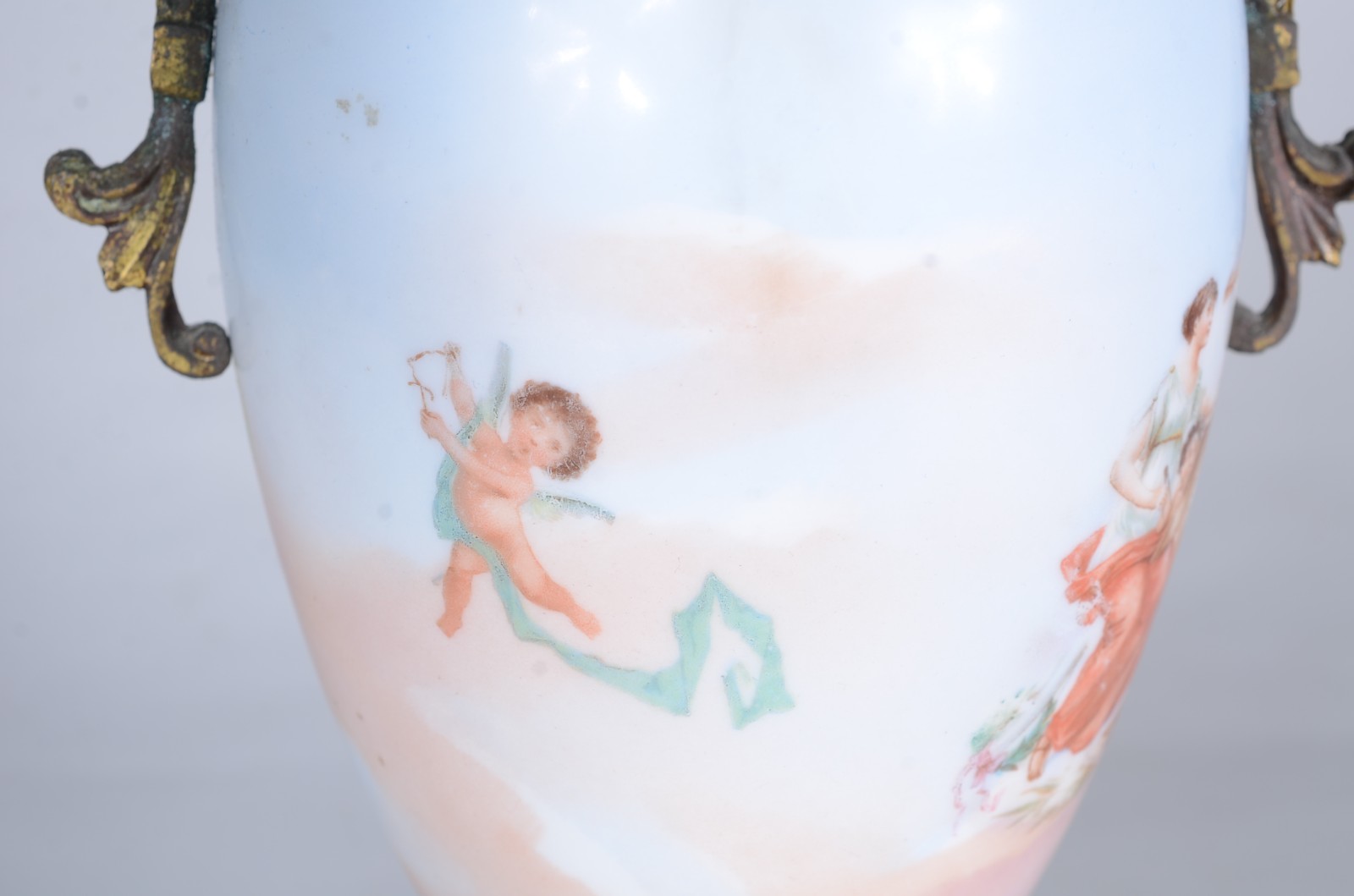 Ânfora de porcelana francesa decorada com figuras de ninfas e anjos... - foto 8 de 11