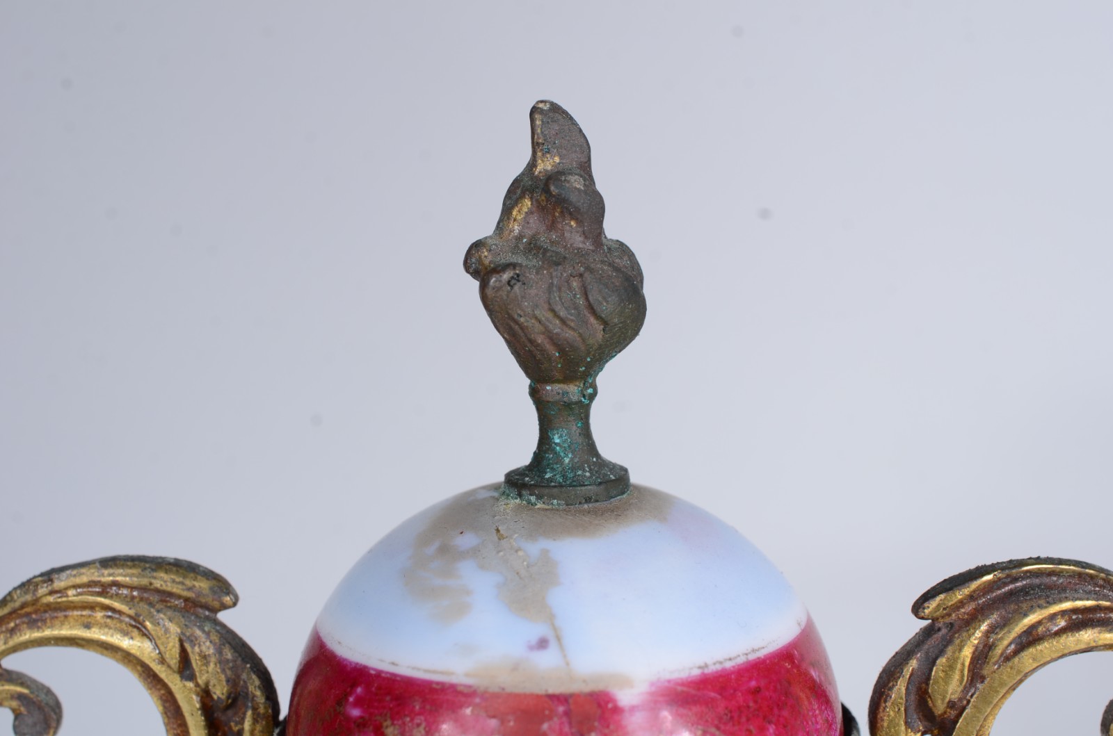 Ânfora de porcelana francesa decorada com figuras de ninfas e anjos... - foto 9 de 11