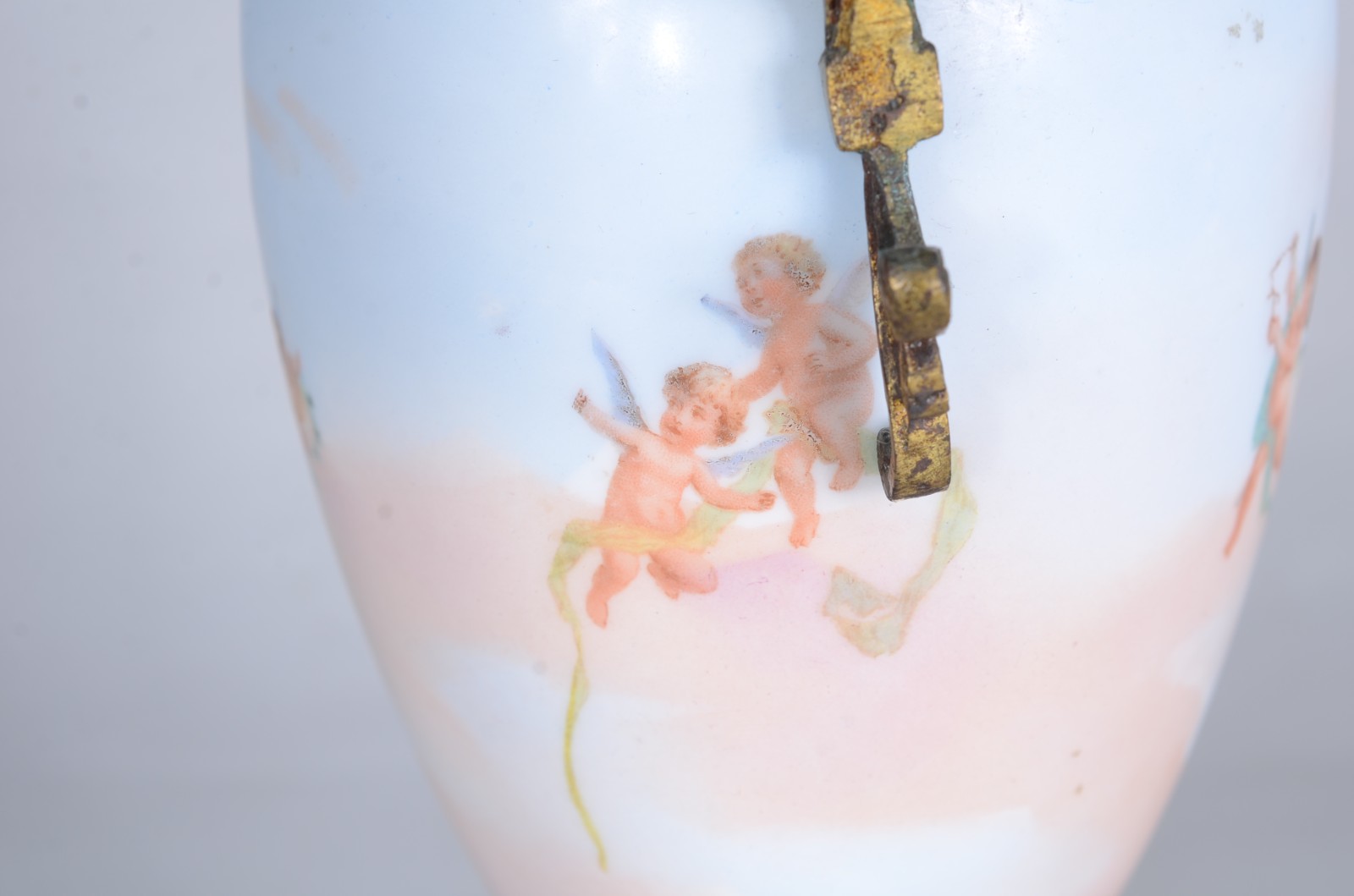 Ânfora de porcelana francesa decorada com figuras de ninfas e anjos... - foto 10 de 11
