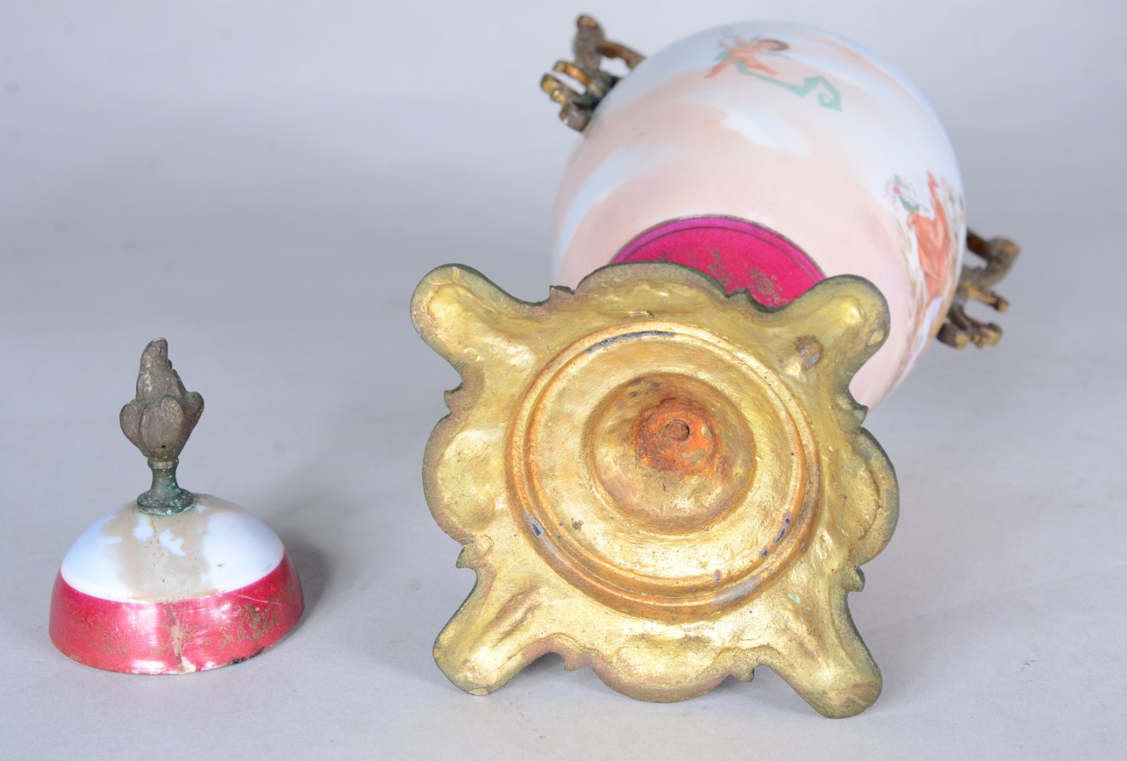 Ânfora de porcelana francesa decorada com figuras de ninfas e anjos... - foto 11 de 11