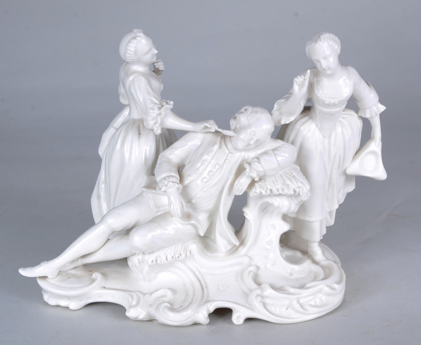 Grupo escultórico de porcelana europeia representando " O cochilo". - foto 1 de 8