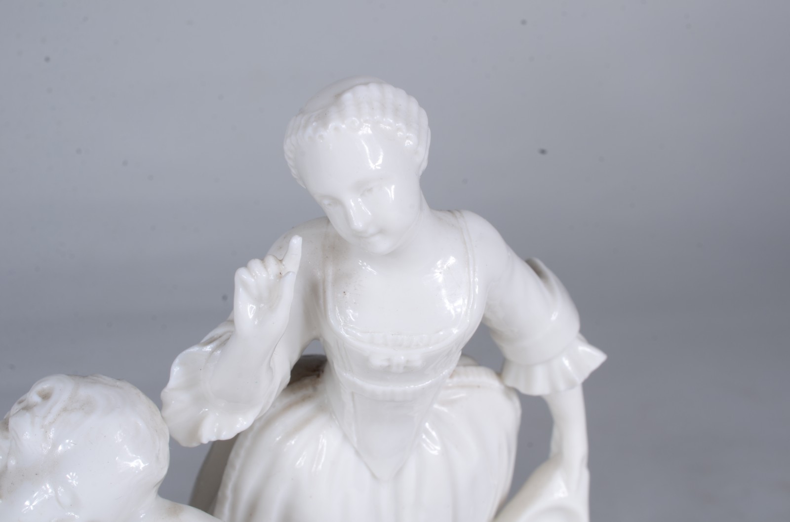 Grupo escultórico de porcelana europeia representando " O cochilo". - foto 2 de 8