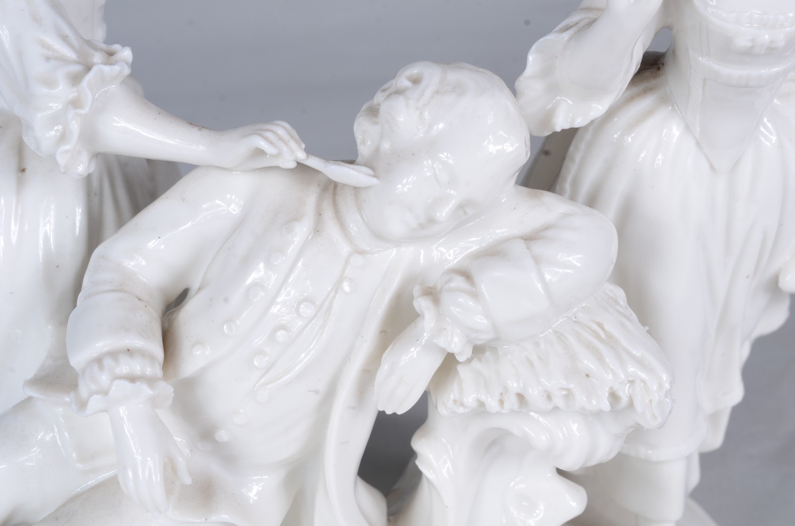 Grupo escultórico de porcelana europeia representando " O cochilo". - foto 3 de 8