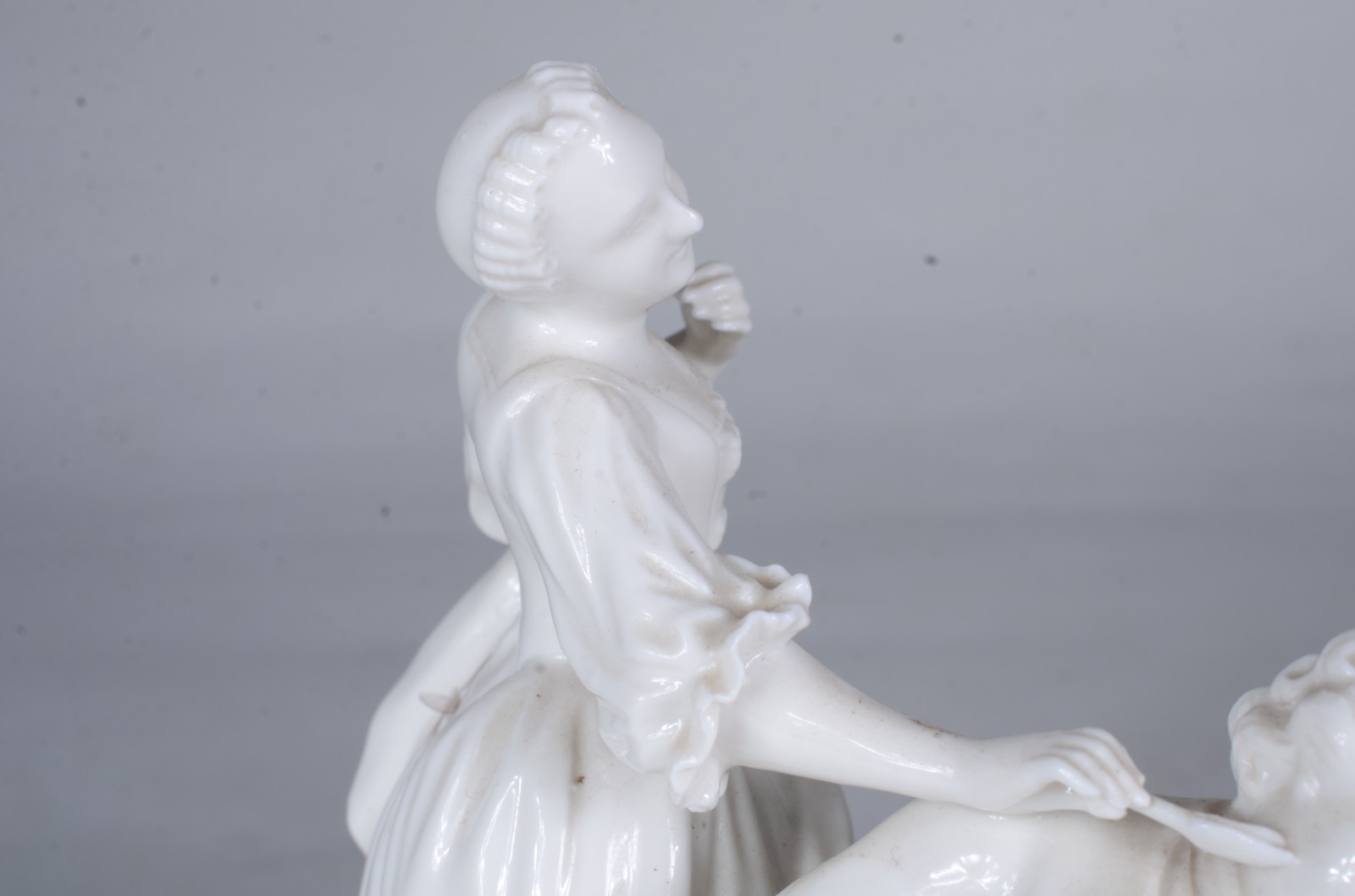 Grupo escultórico de porcelana europeia representando " O cochilo". - foto 4 de 8